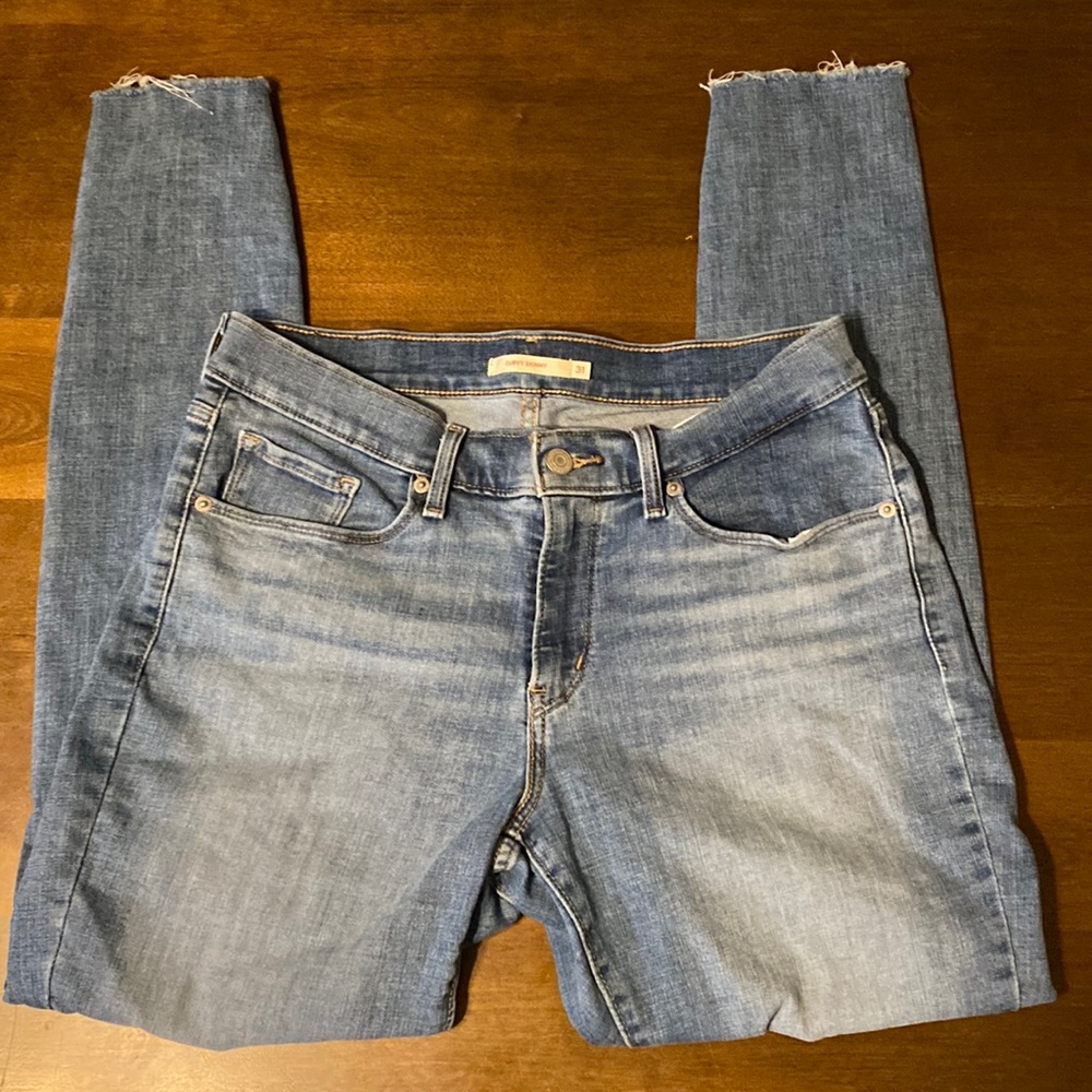 Levi Curvy Skinny jeans size 31. Worn once. In good condition. Ankle length.
